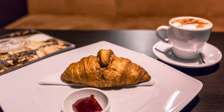 Maslový croissant s džemom a lahodným espressom alebo cappuccinom
