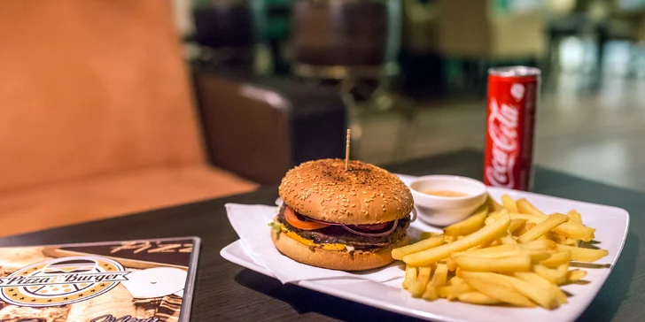 Šťavnatý burger so steakovými hranolčekmi a nápojom - aj donáška!