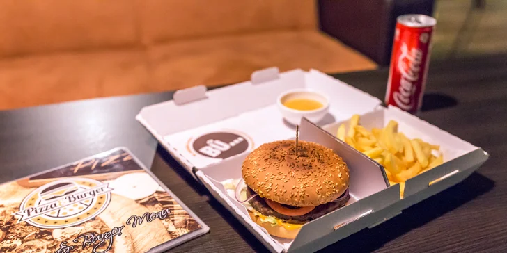 Šťavnatý burger so steakovými hranolčekmi a nápojom - aj donáška!