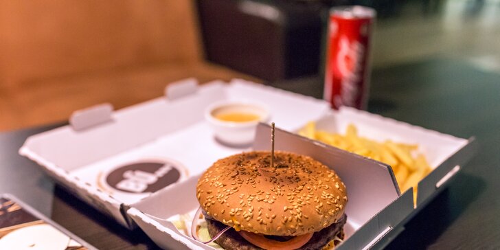 Šťavnatý burger so steakovými hranolčekmi a nápojom - aj donáška!