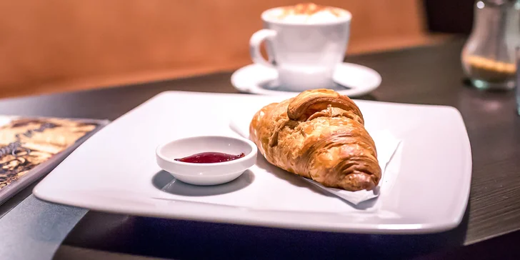 Maslový croissant s džemom a lahodným espressom alebo cappuccinom