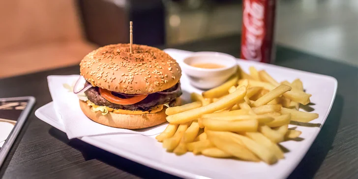 Šťavnatý burger so steakovými hranolčekmi a nápojom - aj donáška!