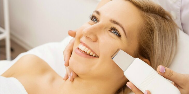 Profesionálne čistenie pleti skin scrubberom alebo masáž tváre so zapracovaním séra