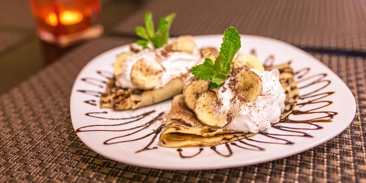Sladká palacinka s nutelou, banánmi, čokoládovým topingom a šľahačkou (210 g)