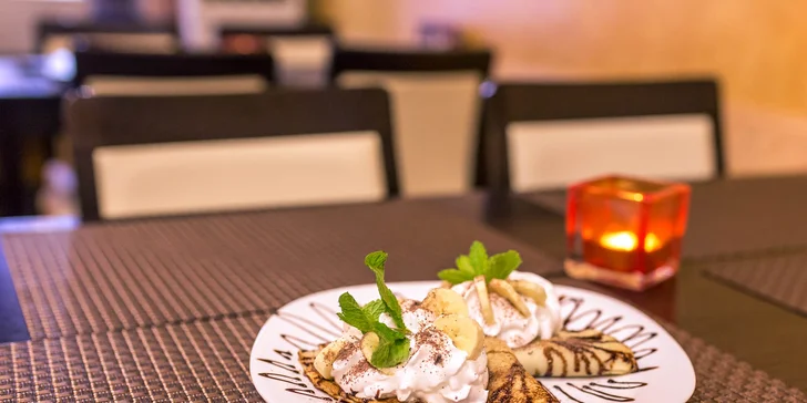 Sladká palacinka s nutelou, banánmi, čokoládovým topingom a šľahačkou (210 g)