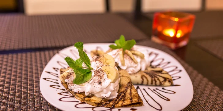 Sladká palacinka s nutelou, banánmi, čokoládovým topingom a šľahačkou (210 g)