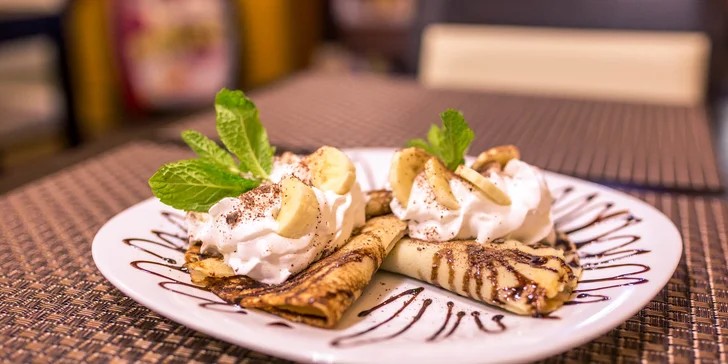 Sladká palacinka s nutelou, banánmi, čokoládovým topingom a šľahačkou (210 g)