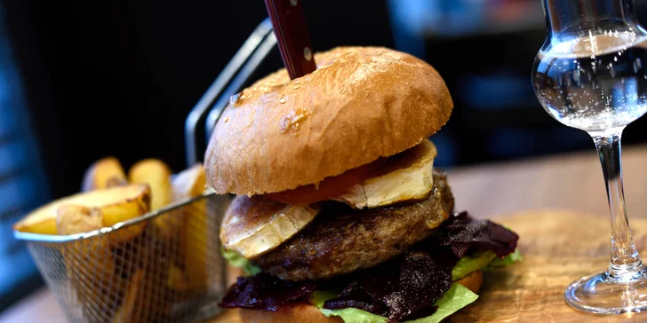 Burger s kozím syrom, slaninovým dipom a hranolčekmi - špecialitka, ktorú musíte ochutnať!