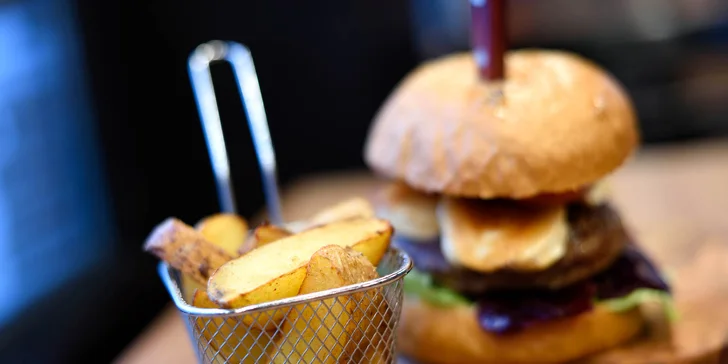 Burger s kozím syrom, slaninovým dipom a hranolčekmi - špecialitka, ktorú musíte ochutnať!
