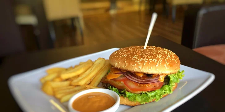Šťavnatý burger so steakovými hranolčekmi a nápojom - aj donáška!