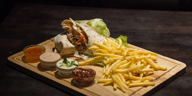 Gyros v placke s hranolčekmi