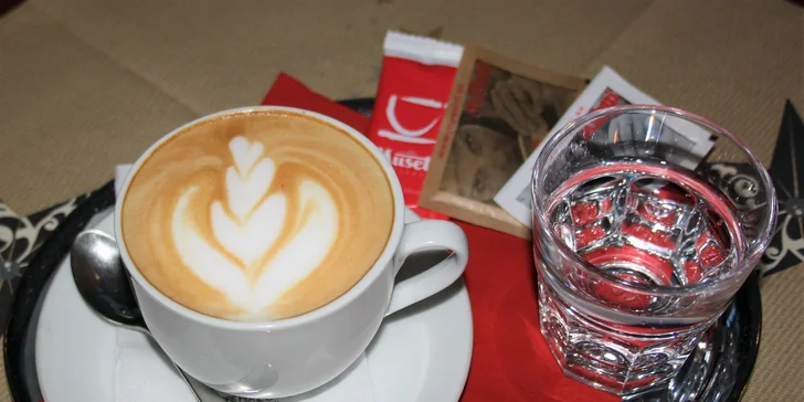 Dezert podľa vlastného výberu s espressom ALEBO cappuccinom