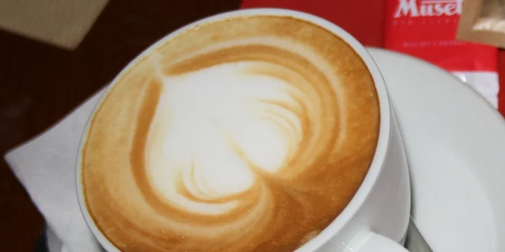 Dezert podľa vlastného výberu s espressom ALEBO cappuccinom