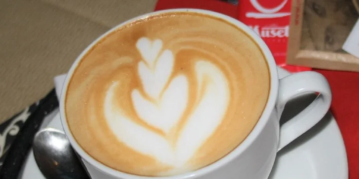 Dezert podľa vlastného výberu s espressom ALEBO cappuccinom