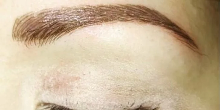 Permanentný make-up obočia alebo pier a 3D mihalnice