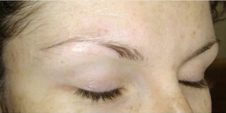 Letný permanentný make-up obočia alebo pier