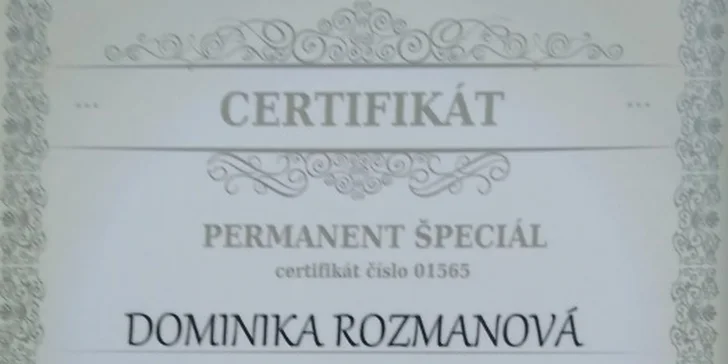 Letný permanentný make-up obočia alebo pier