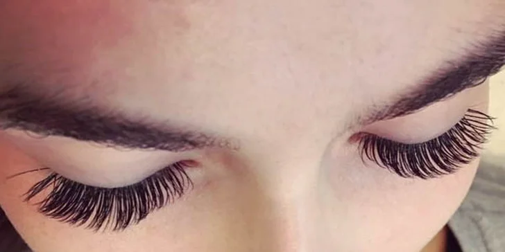 Až 8D kašmírové mihalnice s úpravou obočia a shellac manikúrou