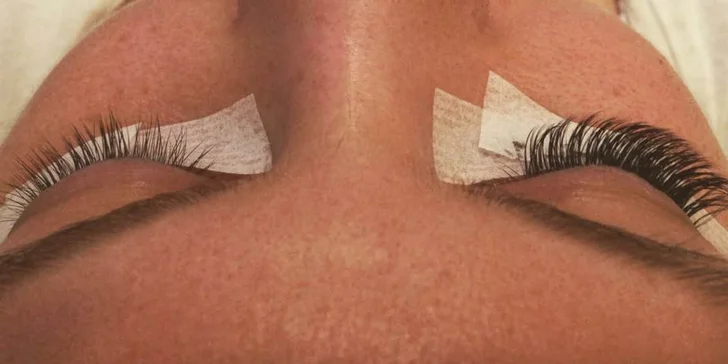 Až 8D kašmírové mihalnice s úpravou obočia a shellac manikúrou