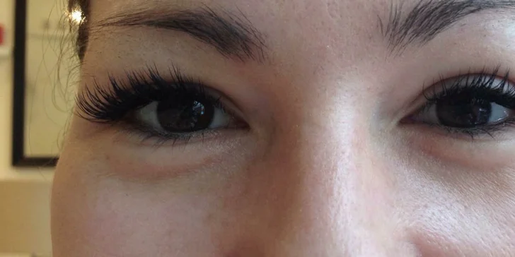 Až 8D kašmírové mihalnice s úpravou obočia a shellac manikúrou
