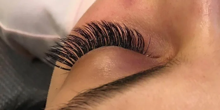 Až 8D kašmírové mihalnice s úpravou obočia a shellac manikúrou