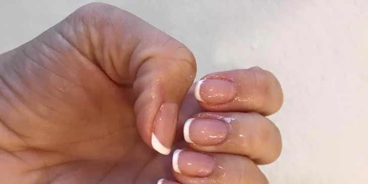 Až 8D kašmírové mihalnice s úpravou obočia a shellac manikúrou