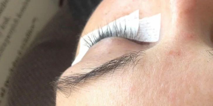 Až 8D kašmírové mihalnice s úpravou obočia a shellac manikúrou