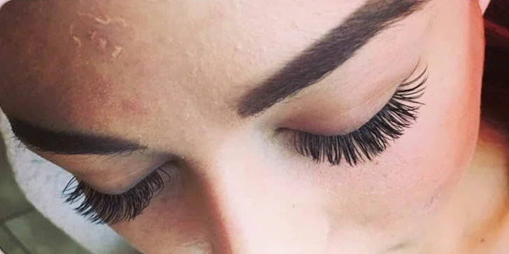 Až 8D kašmírové mihalnice s úpravou obočia a shellac manikúrou