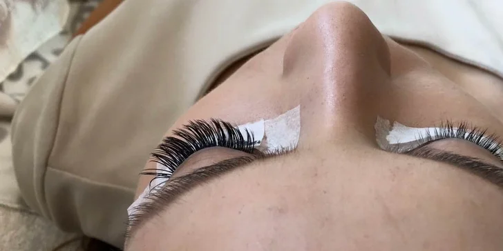 Až 8D kašmírové mihalnice s úpravou obočia a shellac manikúrou