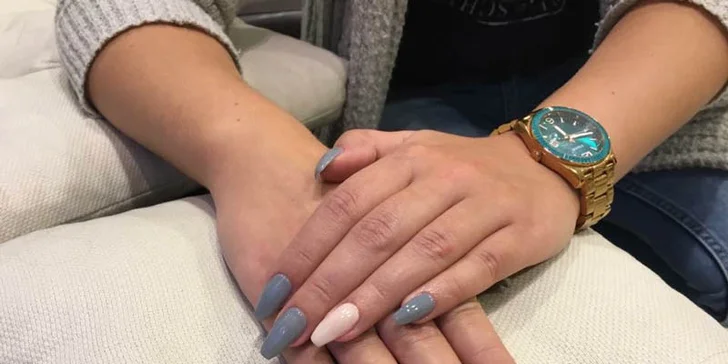 Až 8D kašmírové mihalnice s úpravou obočia a shellac manikúrou