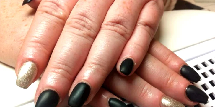 Aplikácia gel laku s manikúrou či gélové nechty so zdobením