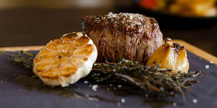 Steak s pfeffer omáčkou, hranolčekmi a grilovanou zeleninou v Taste Restaurant