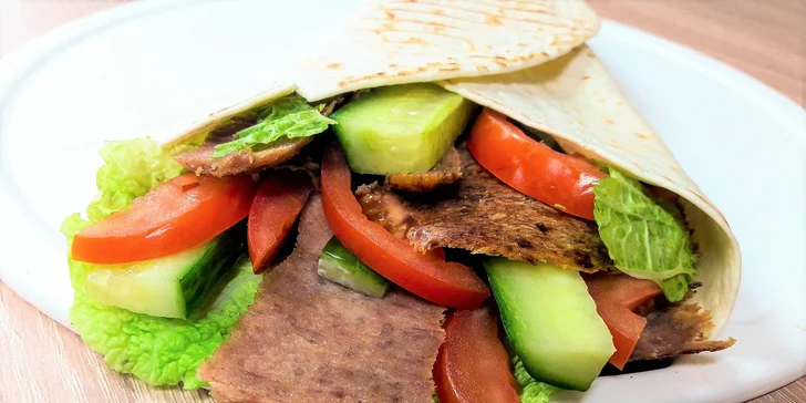 Teľací kebab v tortille alebo falafel v pita žemli