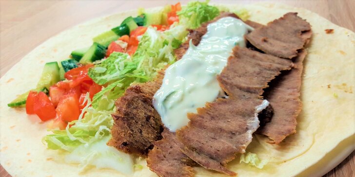 Teľací kebab v tortille alebo falafel v pita žemli