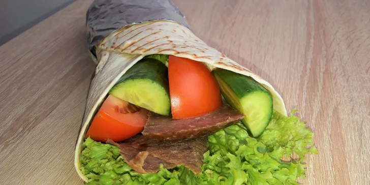 Teľací kebab v tortille alebo falafel v pita žemli