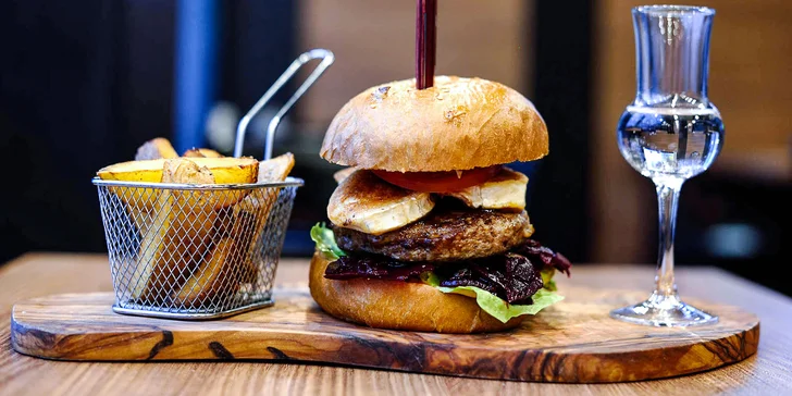 Burger s kozím syrom, slaninovým dipom a hranolčekmi - špecialitka, ktorú musíte ochutnať!