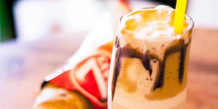 Presso Lavazza alebo frappé s mliekom a croissant 7DAYS