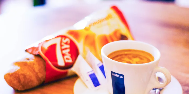 Presso Lavazza alebo frappé s mliekom a croissant 7DAYS