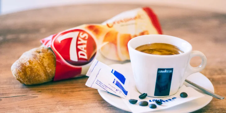 Presso Lavazza alebo frappé s mliekom a croissant 7DAYS