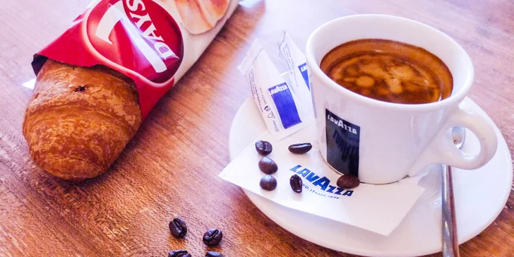 Presso Lavazza alebo frappé s mliekom a croissant 7DAYS