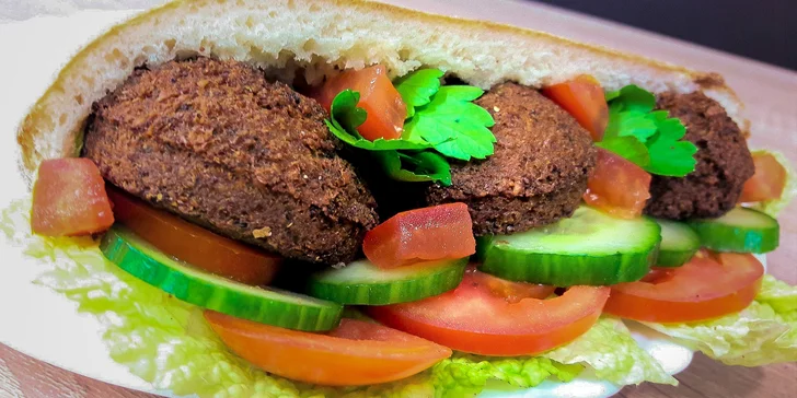 Teľací kebab v tortille alebo falafel v pita žemli