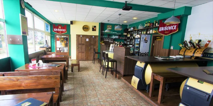 Grilované bravčové rebierka s prílohou a chlebom
