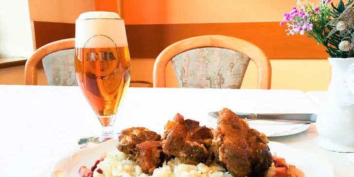 Pečené rebrá so strapačkami alebo oblohou s chlebom + Kofola alebo pivo