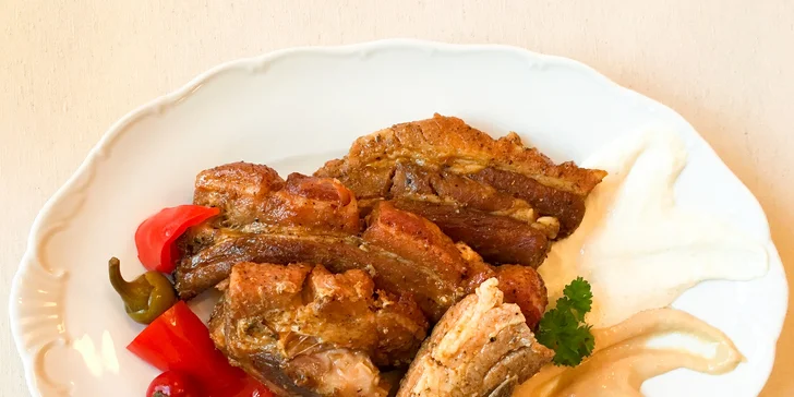 Pečené rebrá so strapačkami alebo oblohou s chlebom + Kofola alebo pivo