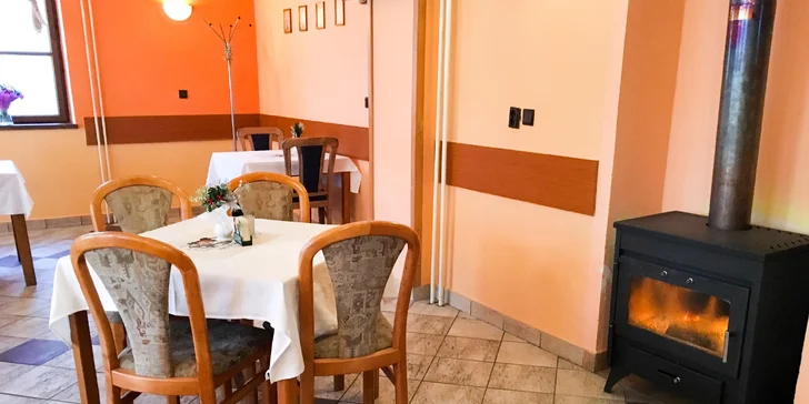 Poctivé pečené rebrá so strapačkami alebo kyslou prílohou pod malebným hradom Strečno