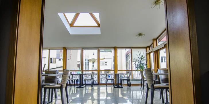 Steak s pfeffer omáčkou, hranolčekmi a grilovanou zeleninou v Taste Restaurant