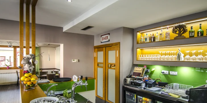 Steak s pfeffer omáčkou, hranolčekmi a grilovanou zeleninou v Taste Restaurant