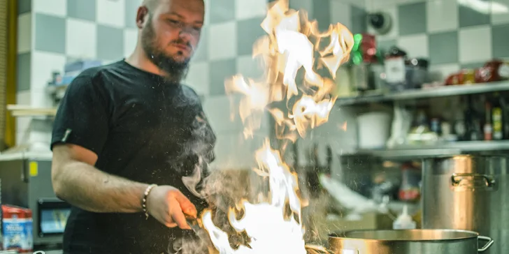 Steak s pfeffer omáčkou, hranolčekmi a grilovanou zeleninou v Taste Restaurant