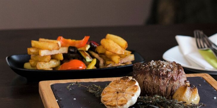 Steak s pfeffer omáčkou, hranolčekmi a grilovanou zeleninou v Taste Restaurant