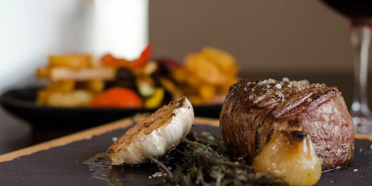 Steak s pfeffer omáčkou, hranolčekmi a grilovanou zeleninou v Taste Restaurant